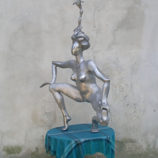 Dancer with 3 lizards